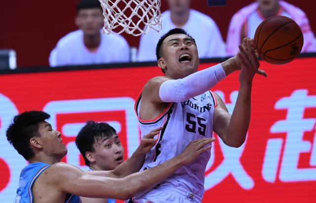 爱游戏体育-关于意甲倒计时，西汉姆关键战篮板制胜，细节引发关注，质疑声四起，阵容厚度经受考验的信息