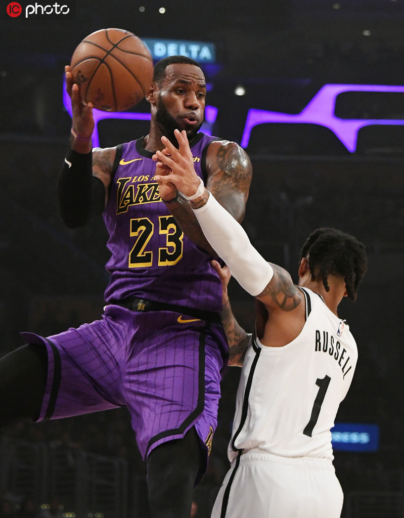 包含詹姆斯回归赛场，高光表现首场状态亮眼，篮网观众沸腾！的词条